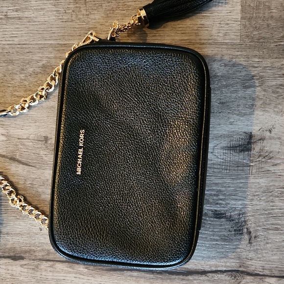 Like new condition- Michael Kors Crossbody bag - Picture 3 of 13